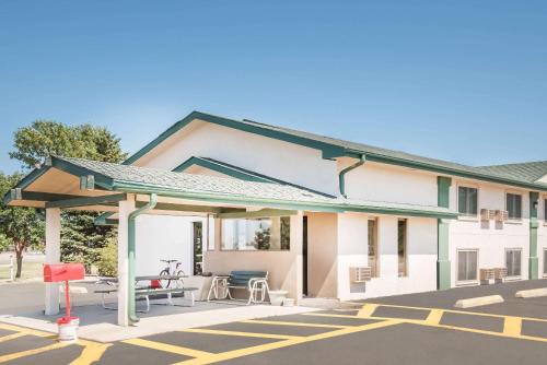Super 8 by Wyndham Miller – Photos 3