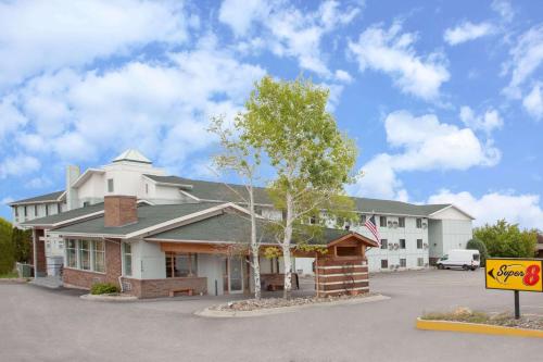 ヘレナにあるSuper 8 by Wyndham Helenaの前に木がある大きな白い建物