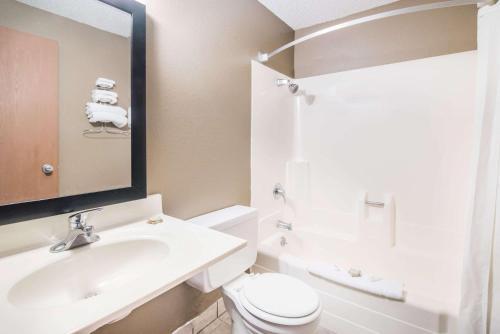 uma casa de banho com um lavatório, um WC e um espelho. em Super 8 by Wyndham Miller em Miller