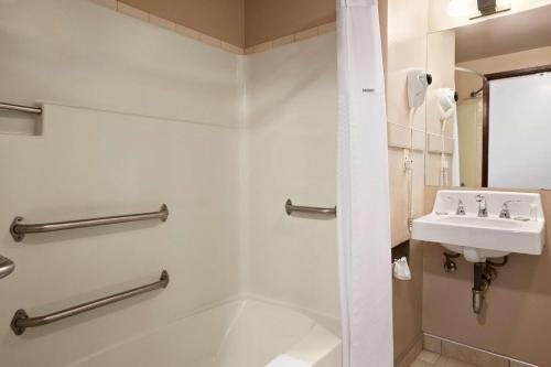 Kúpeľňa v ubytovaní Super 8 by Wyndham Coeur d'Alene