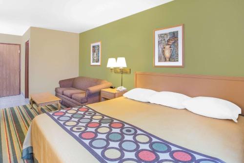Super 8 by Wyndham East Molineにあるベッド
