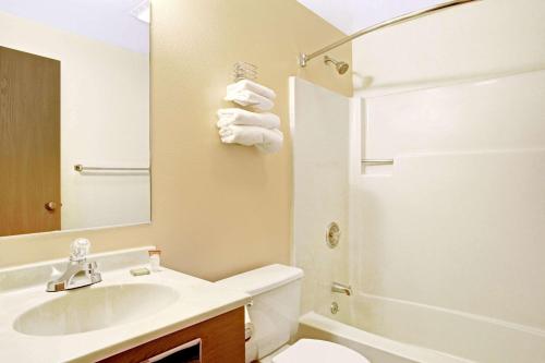 ein Bad mit einem Waschbecken, einem WC und einer Dusche in der Unterkunft Super 8 by Wyndham Carson City Lake Tahoe in Carson City