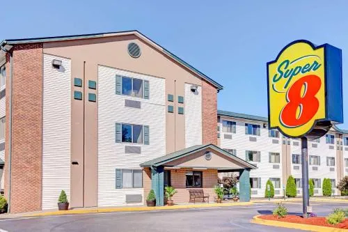 Super 8 by Wyndham Louisville Airport in Louisville