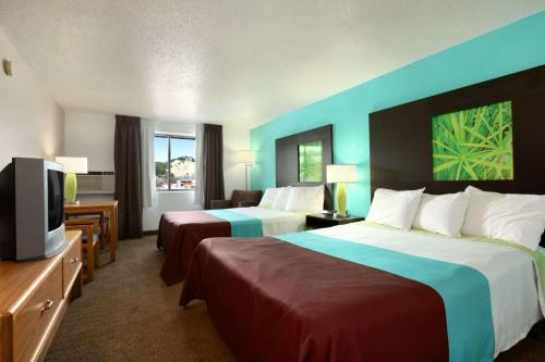 En eller flere senger på et rom på Super 8 by Wyndham Rapid City Rushmore Rd