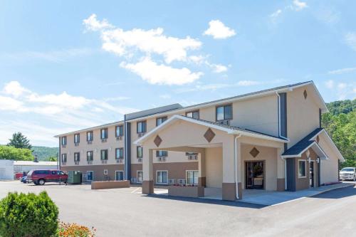 バスにあるSuper 8 by Wyndham Bath Hammondsport Areaの建物の正面のレンダリング
