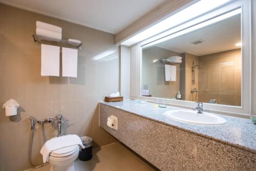 Een badkamer bij The Regent Cha Am Beach Resort, Hua Hin