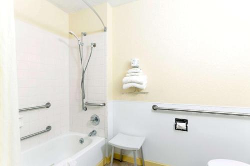 ein Badezimmer mit einer Badewanne, einem WC und einem Waschbecken in der Unterkunft Super 8 by Wyndham Bath Hammondsport Area in Bath