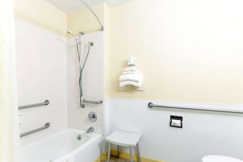 バスにあるSuper 8 by Wyndham Bath Hammondsport Areaの浴槽、トイレ、洗面台を備えたバスルーム