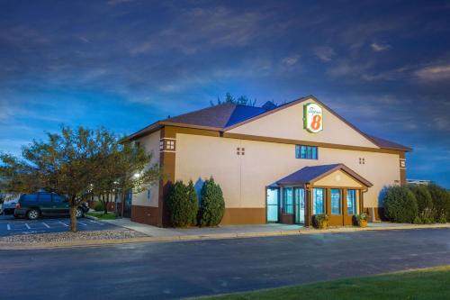 Super 8 by Wyndham Fairmont – Photos 2