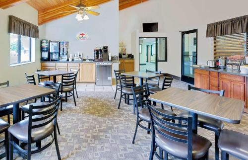 Nhà hàng/khu ăn uống khác tại Super 8 by Wyndham St. James