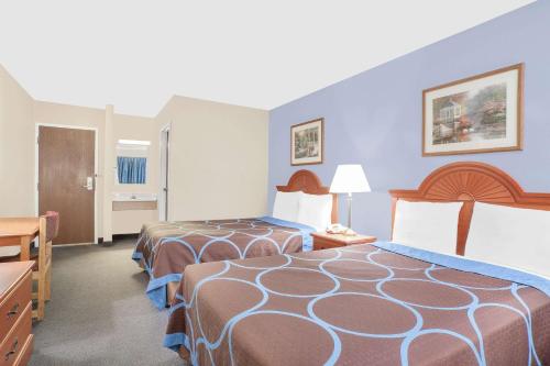 ein Hotelzimmer mit 2 Betten und einem Bad in der Unterkunft Super 8 by Wyndham Middletown in Middletown