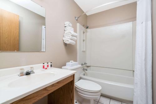 Super 8 by Wyndham St. Cloud – Photos 4