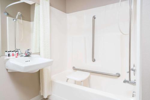 Super 8 by Wyndham St. Cloud – Photos 3
