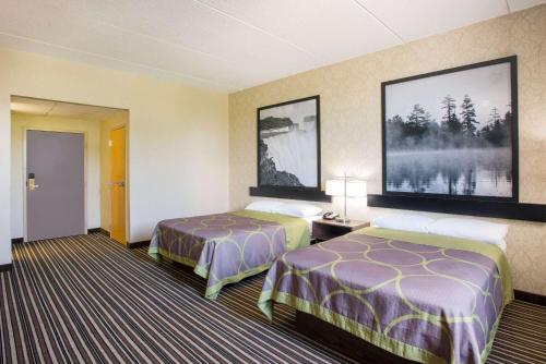 Una cama o camas en una habitación de Super 8 by Wyndham Plattsburgh
