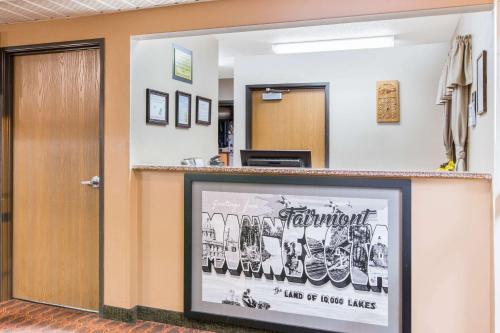 Super 8 by Wyndham Fairmont – Photos 3
