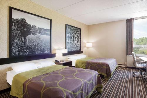 Una cama o camas en una habitación de Super 8 by Wyndham Plattsburgh