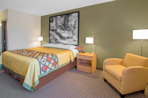 Postel nebo postele na pokoji v ubytování Super 8 by Wyndham Windsor/Madison North