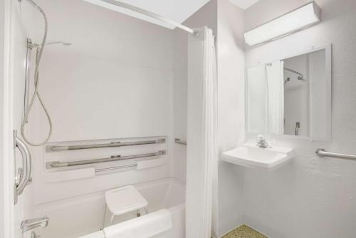 Ein Badezimmer in der Unterkunft Super 8 by Wyndham Lake George/Warrensburg Area