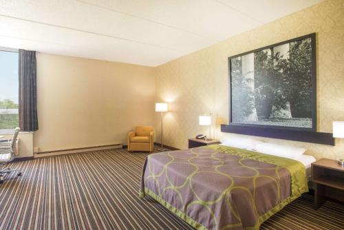 Una cama o camas en una habitación de Super 8 by Wyndham Plattsburgh