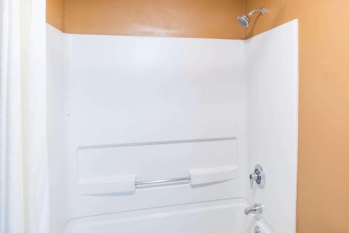 Un baño de Super 8 by Wyndham Plattsburgh