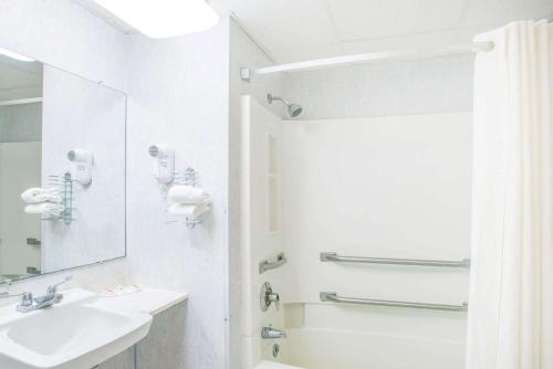 Un baño de Super 8 by Wyndham Plattsburgh
