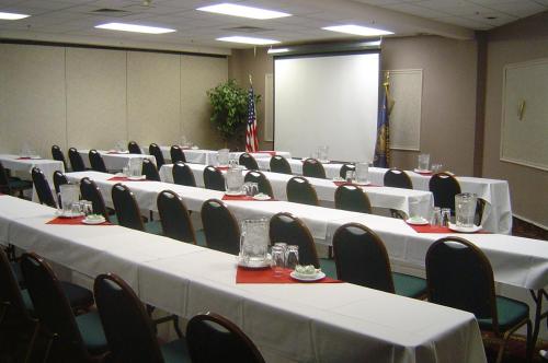 Der Geschäftsbereich oder Konferenzraum in der Unterkunft Rogue Regency Inn & Suites
