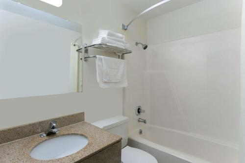 Ett badrum på Super 8 by Wyndham Wisconsin Dells