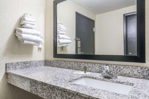 Bilik mandi di Super 8 by Wyndham Rice Lake