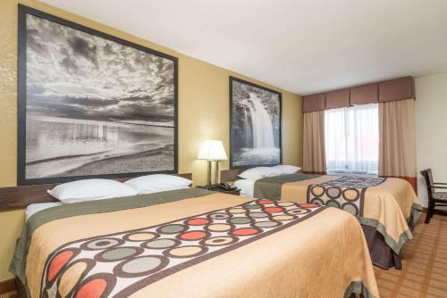 Katil atau katil-katil dalam bilik di Super 8 by Wyndham Rice Lake