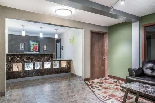 Ruang duduk di Super 8 by Wyndham Rice Lake