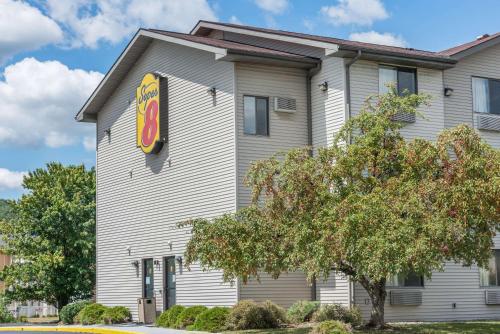ニュー・スタントンにあるSuper 8 by Wyndham New Stantonのファストフード店