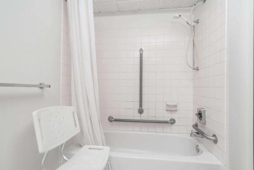 Bilik mandi di Super 8 by Wyndham Rice Lake