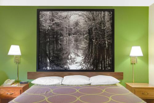 Una cama o camas en una habitación de Super 8 by Wyndham Radford VA