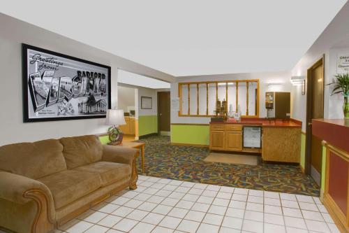Un lugar para sentarse en Super 8 by Wyndham Radford VA