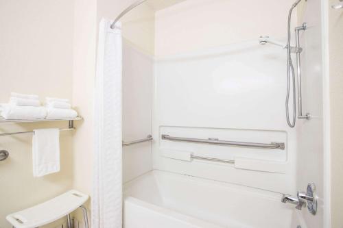 Un baño de Super 8 by Wyndham Radford VA