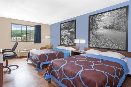 Un pat sau paturi într-o cameră la Super 8 by Wyndham Oneonta/Cooperstown