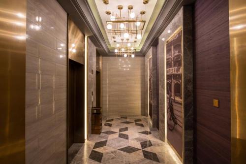a hallway with a checkered floor in a building at Mercure Shanghai Jiuting in Shang-hai