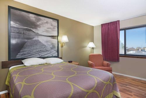 Ένα ή περισσότερα κρεβάτια σε δωμάτιο στο Super 8 by Wyndham Marshall MN