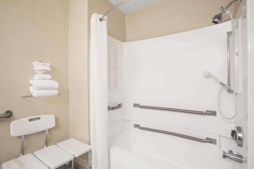 y baño con ducha, bañera y aseo. en Super 8 by Wyndham Christiansburg/Blacksburg Area en Christiansburg