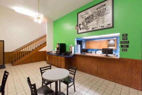 Super 8 by Wyndham Wayne – Photos 3