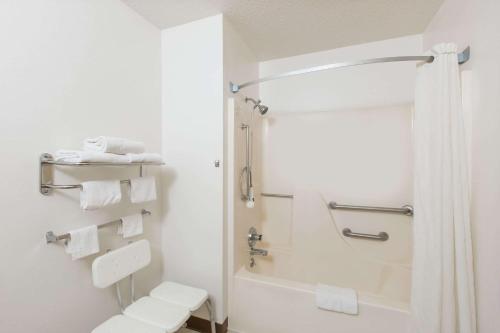 Super 8 by Wyndham Wayne – Photos 5