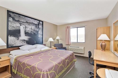 Super 8 by Wyndham Spokane/West في إيرواي هايتس: غرفة في الفندق مع سرير ومكتب