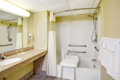 Bathroom sa Super 8 by Wyndham Walterboro