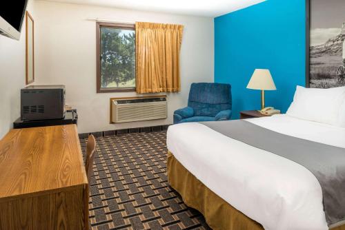 Super 8 by Wyndham Lincoln Westにあるテレビまたはエンターテインメントセンター