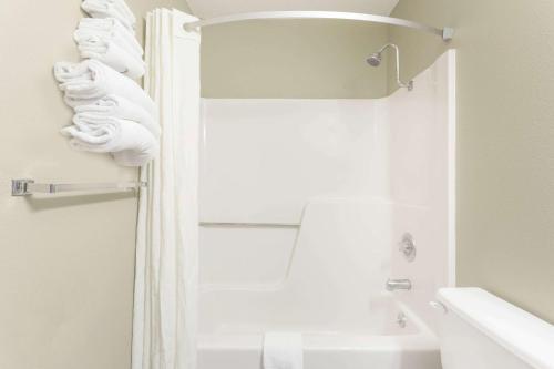 レキシントンにあるSuper 8 by Wyndham Lexingtonのバスルーム(シャワー、トイレ、シンク付)