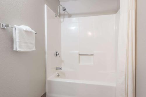 Super 8 by Wyndham Kimball – Photos 5