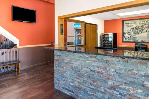 Super 8 by Wyndham Lincoln Westにあるテレビまたはエンターテインメントセンター