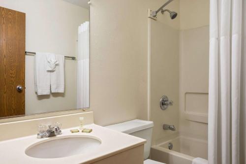 Koupelna v ubytování Super 8 by Wyndham Prestonsburg