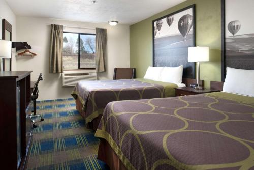 ein Hotelzimmer mit 2 Betten und einem Fenster in der Unterkunft Super 8 by Wyndham Walla Walla in Walla Walla