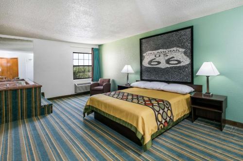 Кровать или кровати в номере Super 8 by Wyndham Sapulpa/Tulsa Area
